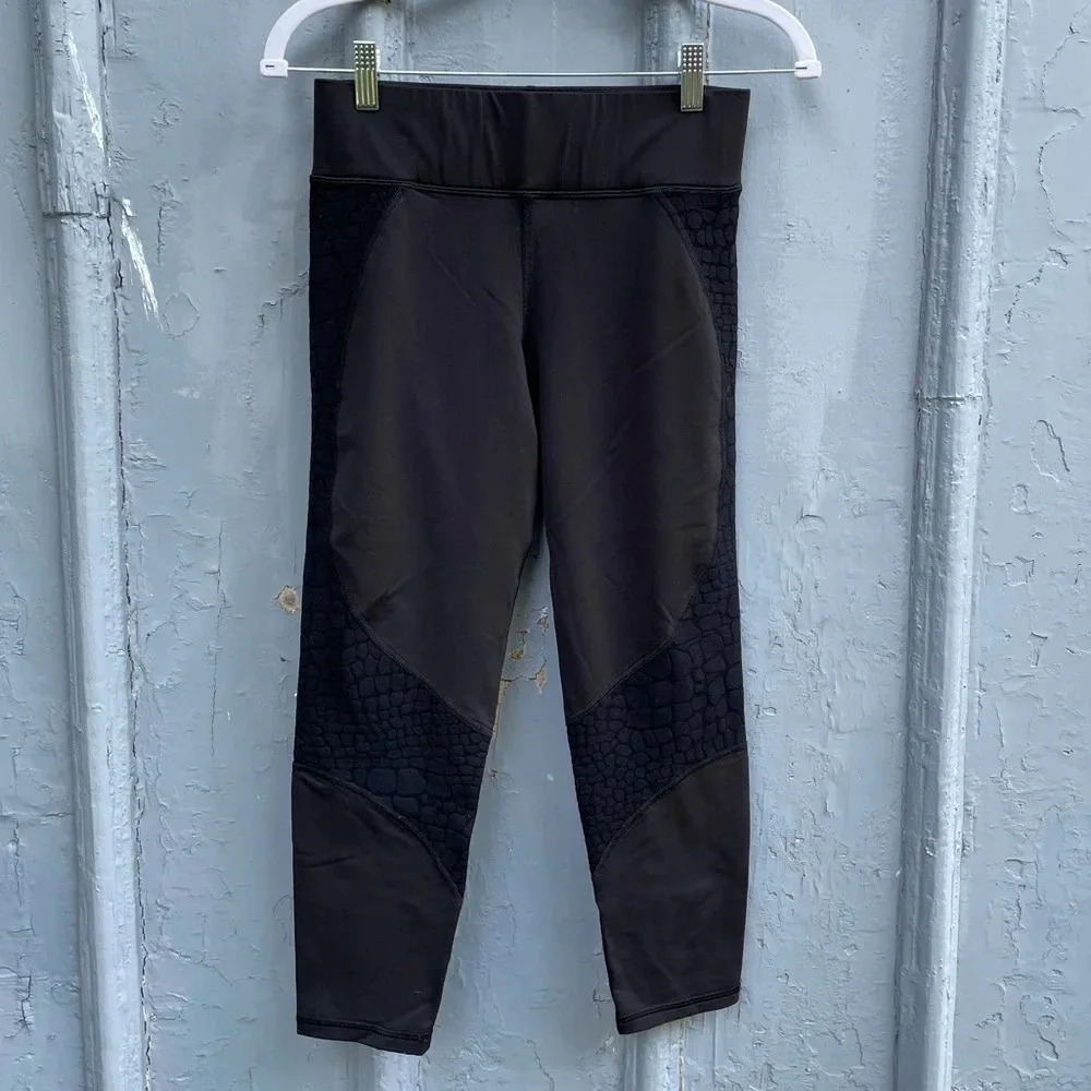 Michi Crop  Black Reptile Texture Leggings, Medium